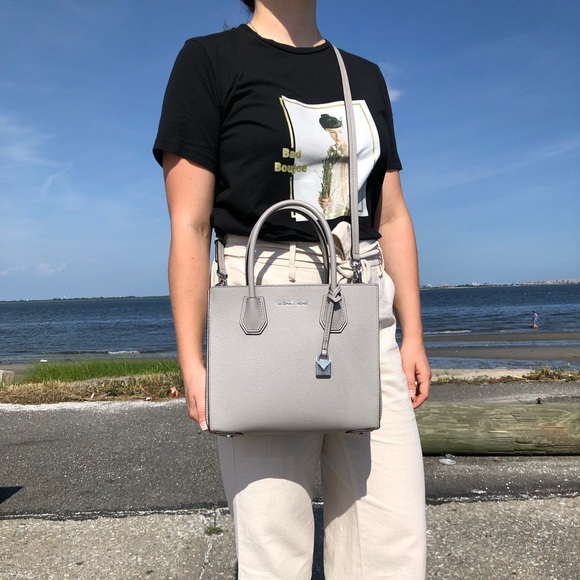 🎁Michael Kors Mercer Accordion Pebble Leather Tote - Picture 2 of 11